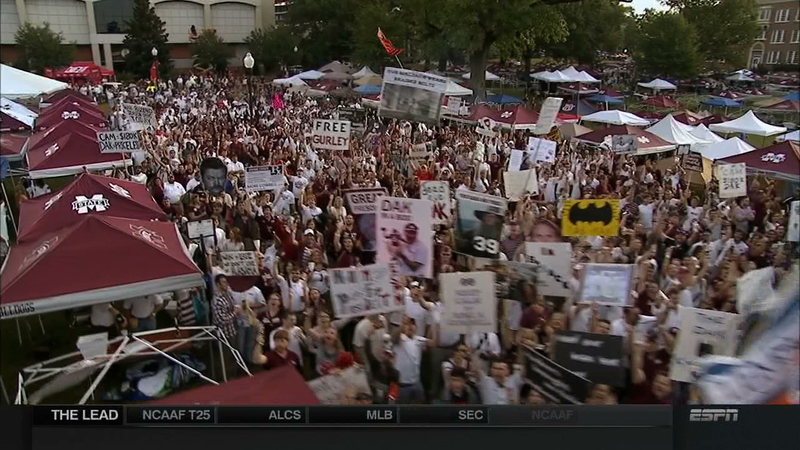 Illustration for article titled "Malzahn Eats Blue Waffles": Your College GameDay Sign Roundup